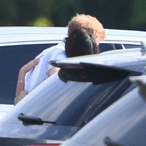 Sebelum bertanding, Harry juga sempat memeluk erat tubuh kekasihnya © thesun.co.uk
