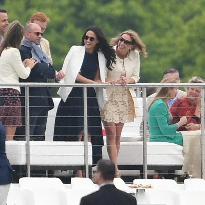 Meghan juga sempat terlihat ngobrol dengan beberapa rekannya © thesun.co.uk