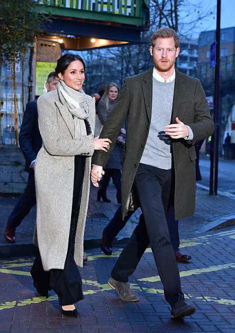 Meghan gandeng mesra Pangeran Harry © dailymail.co.uk