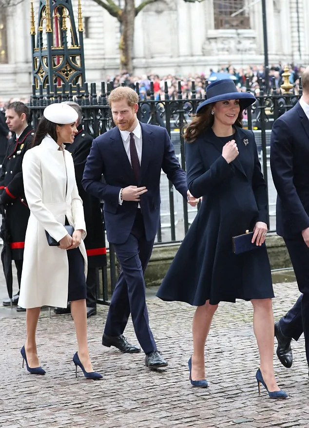 Meghan dan Kate pakai sepatu yang sama © dailymail.co.uk