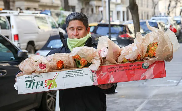 Dekorasi bunga di pesta baby shower didominasi warna pink © The Macfarlanes for DailyMail.com