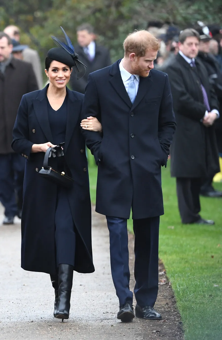 Inilah baju rancangan Victoria yang dipakai Meghan saat Natal © AFP