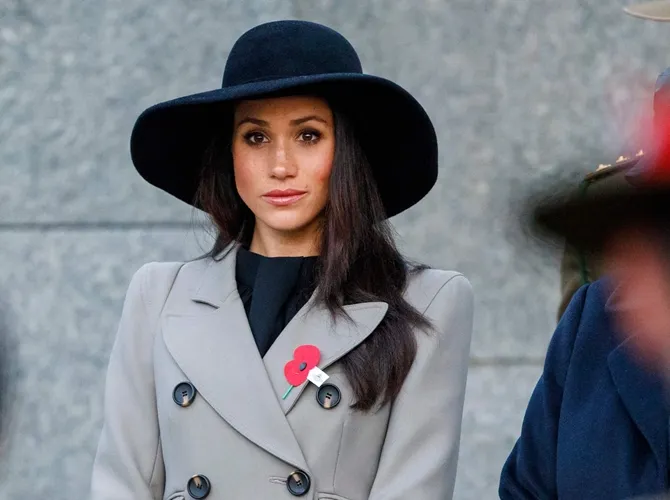 Make up simpel serta lipstik rose jadi andalan Meghan saat ini. © AFP