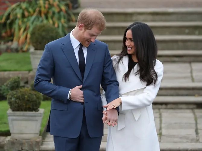 Saat memamerkan cincin pertunangan, Meghan tak lagi memakai nail polish. © AFP