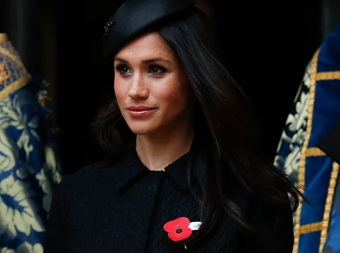 Hampir sama dengan Ratu Elizabeth, kini Meghan kerap memakai topi saat mendatangi acara penting. © AFP