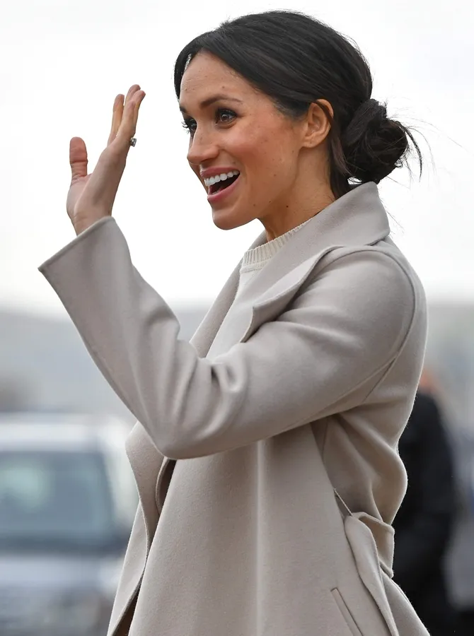 Belakangan Meghan kerap memakai fashion item dengan warna nude, beige atau monokrom. © AFP