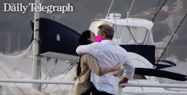 Mel dan Rosalind tertangkap ciuman © The Daily Telegraph