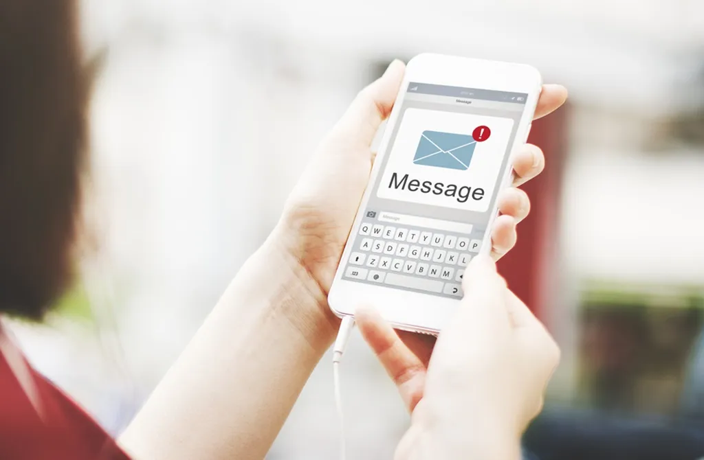 Ilustrasi layanan pesan sms (credit: Shutterstock)