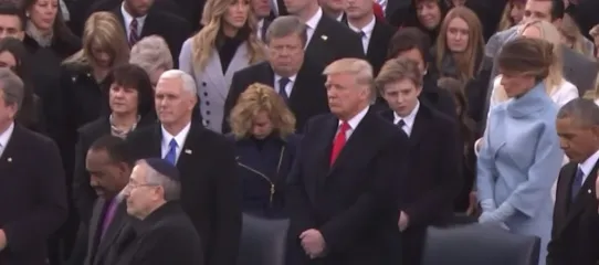 Melania terlihat berbincang-bincang dengan Barron usai menunjukkan ekspresi masam © Youtube.com/Time