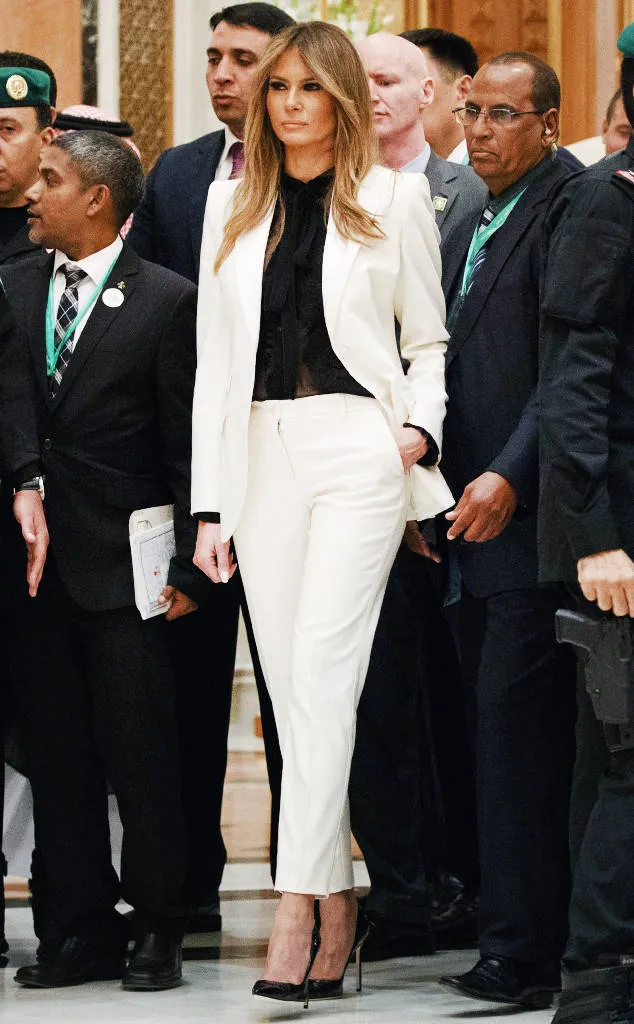Pantsuit bisa membuat penampilannya terkesan classy & cerdas © eonline.com