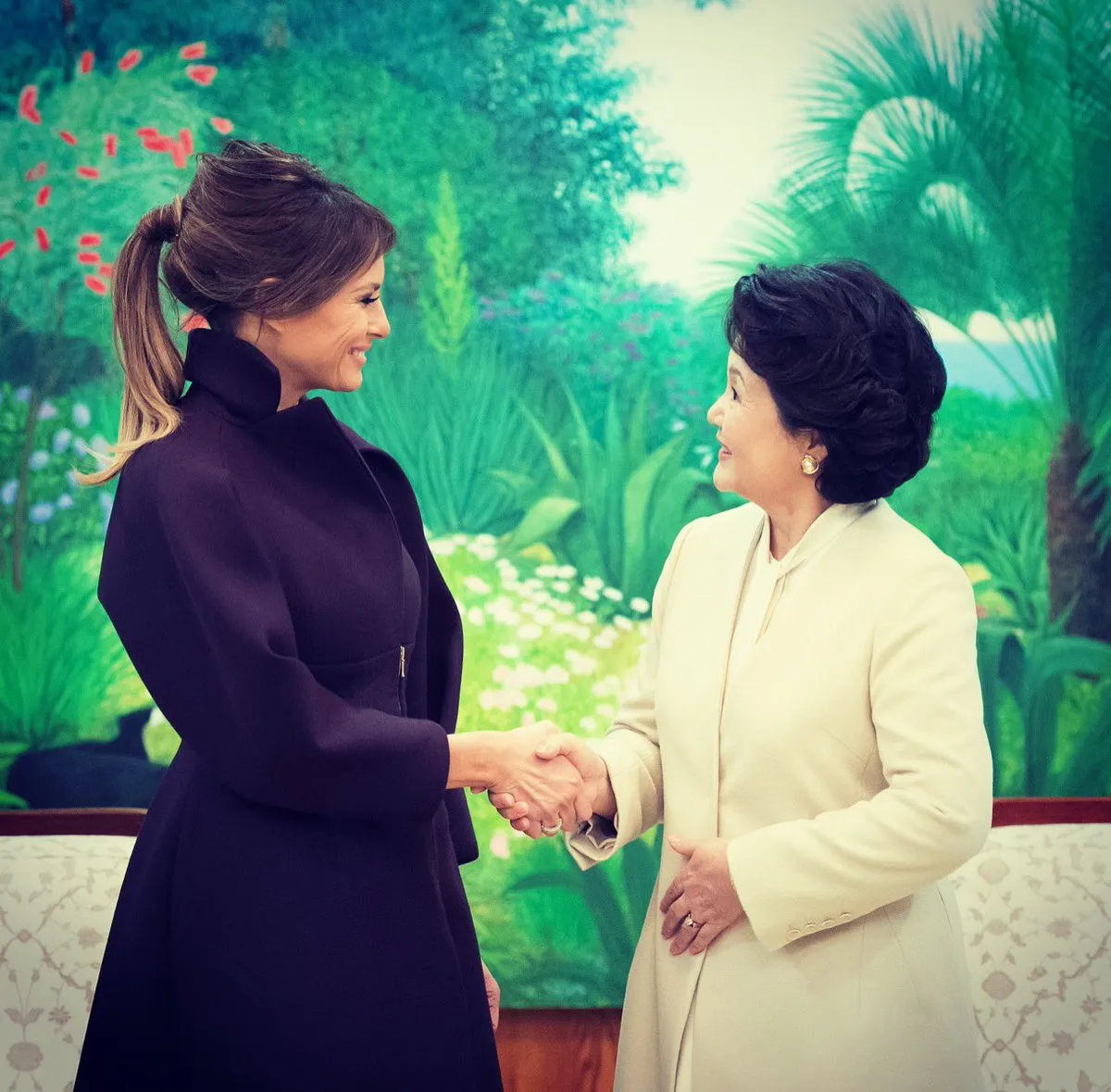 Melania dan ibu negara Korea © twitter.com/FLOTUS