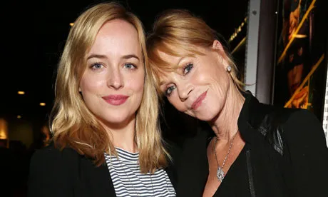Dakota dan ibunya, Melanie Griffith | Foto: TheGuardian.com