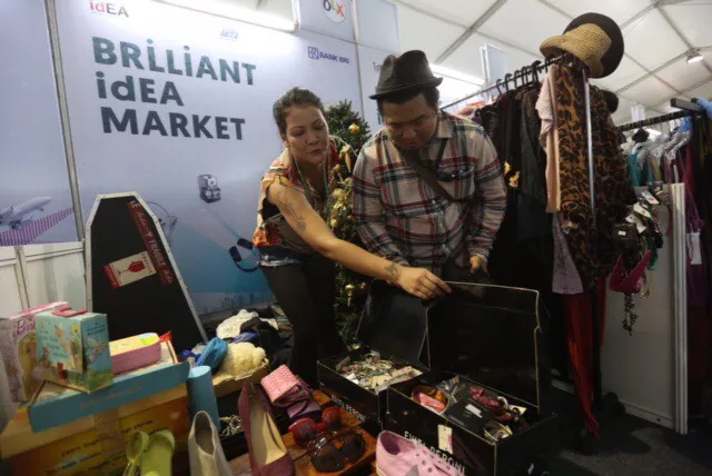 Melanie Subono sampai rela melelang gitar Stone Temper Pilots yang sudah ditandatangani! © KapanLagi.com/Mathias Purwanto