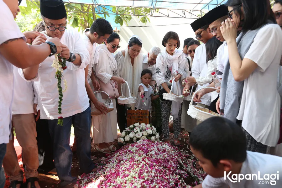 Pemakaman almarhum ibu Adrie Subono. ©KapanLagi.com/Budy Santoso