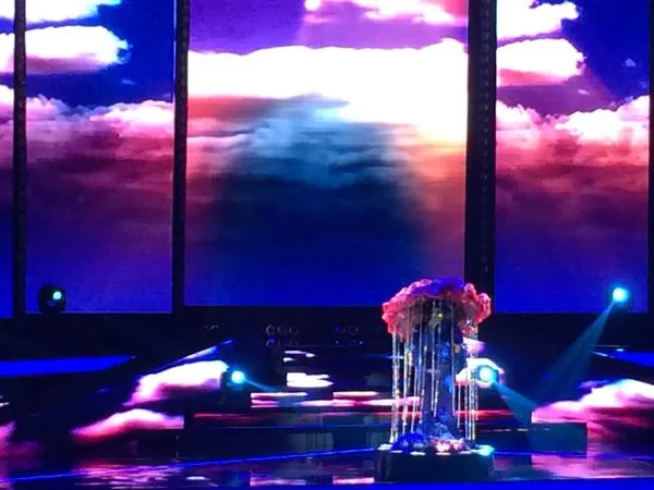 Melly Goeslaw tampil di IMA 2015 dengan busana nyentriknya ©twitter.com/OfficialRCTI