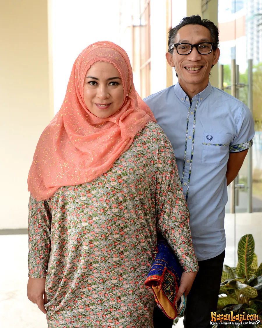Merasa agama sang suami bagus, dengan bercanda Melly Goeslaw meminta Anto Hoed berhijab.