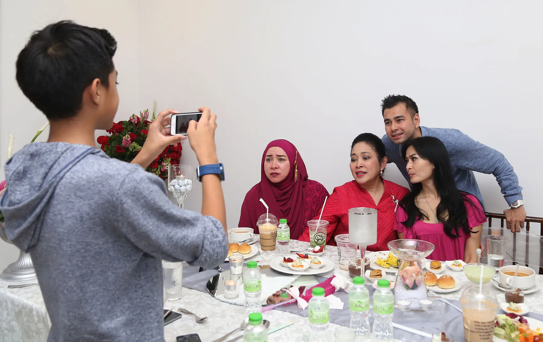 Melly - Raffi dan kawan-kawan di Ultah Rossa © KapanLagi.com/Muhammad_Akrom_Sukarya