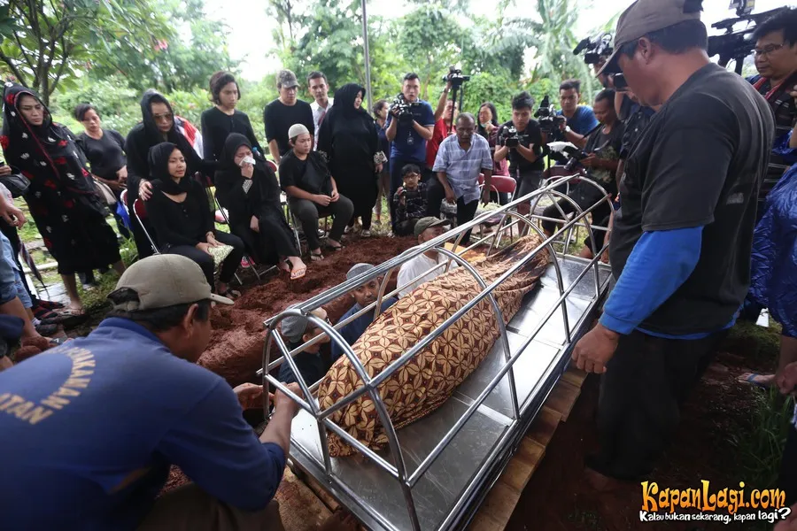 Ibunda Melly Goeslaw dikebumikan © KapanLagi/Busan