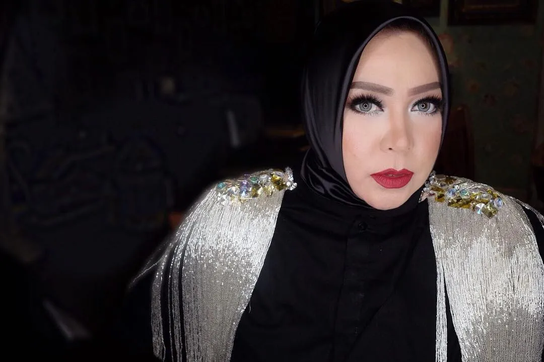 Melly Goeslaw merupakan salah satu bintang tanah air yang dikenal dengan gaya uniknya. Credit: via instagram.com/melly_goeslaw