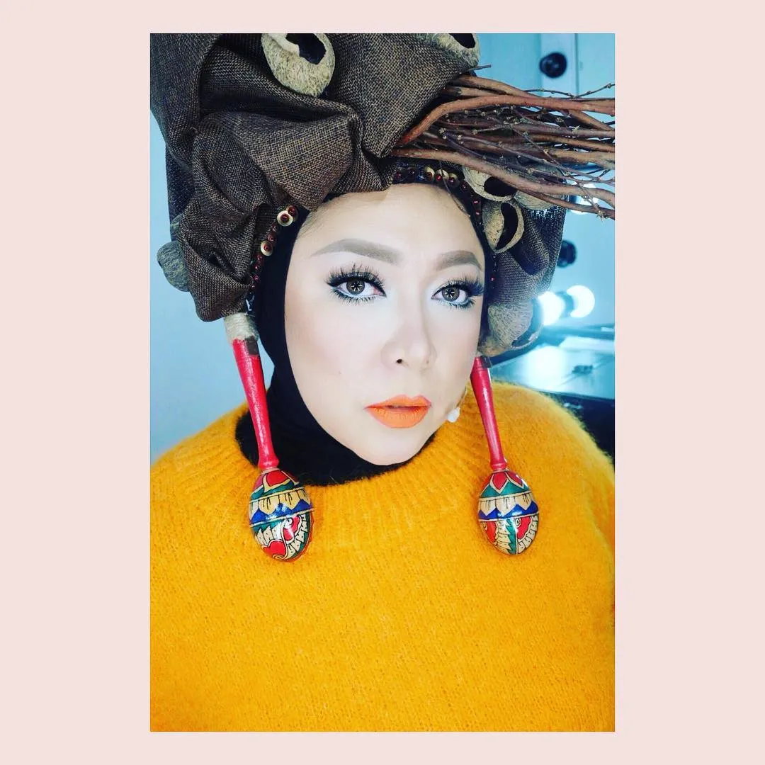 Melly sering tampil dengan memakai headpiece yang berbeda dan unik! Credit: via instagram.com/melly_goeslaw