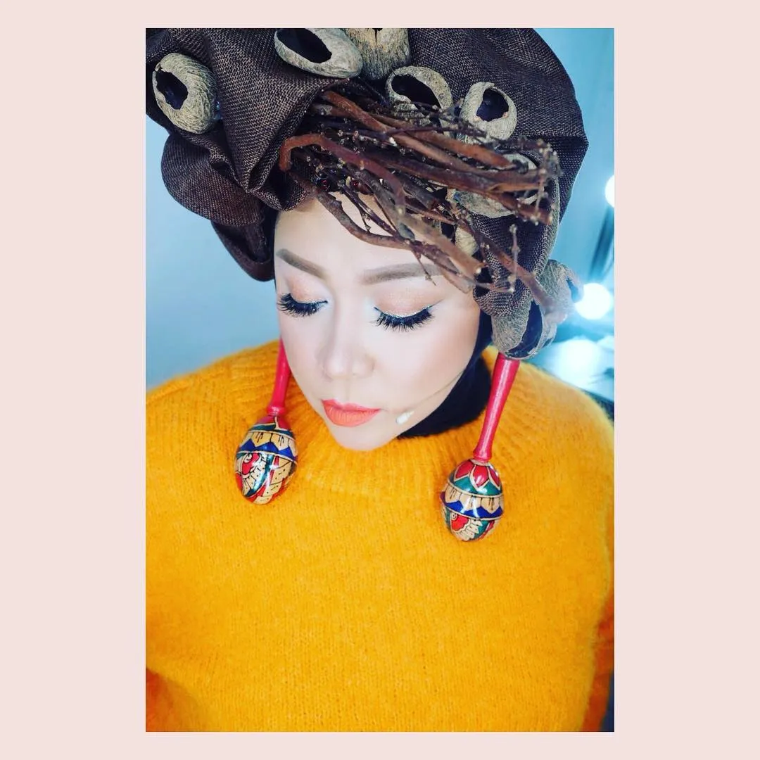 Headpiece yang Melly kenakan kali ini berhias keluak yang biasanya dipakai sebagai bumbu makanan rawon!