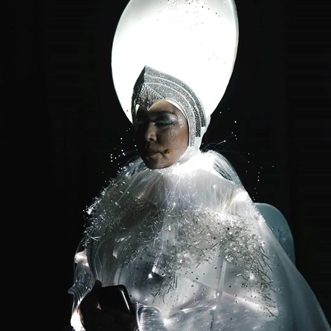 Penampilan Melly jadi 'Mother of Earth' di fashion show Rinaldy Yunardi. Credit: via instagram.com/melly_goeslaw