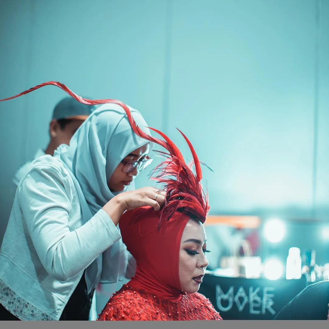 Unik dan terkadang aneh, Melly memang begitu memperhatikan estetika dari penampilannya. Credit: via instagram.com/melly_goeslaw