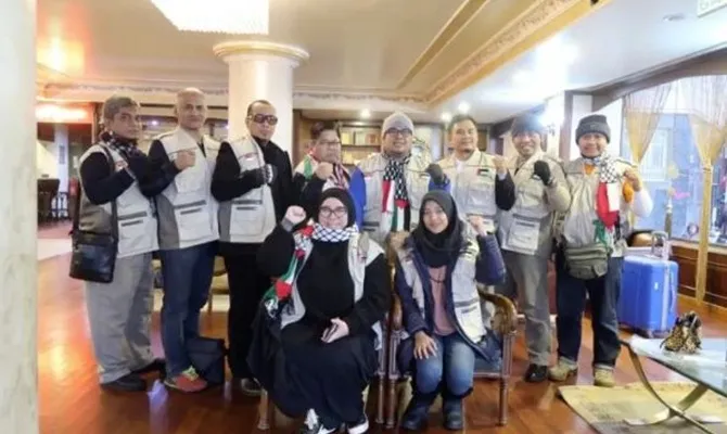 Melly Goeslow dan tim relawan Duta Kemanusiaan Indonesia tiba di Turki. Credit: Instagram/melly_goeslaw