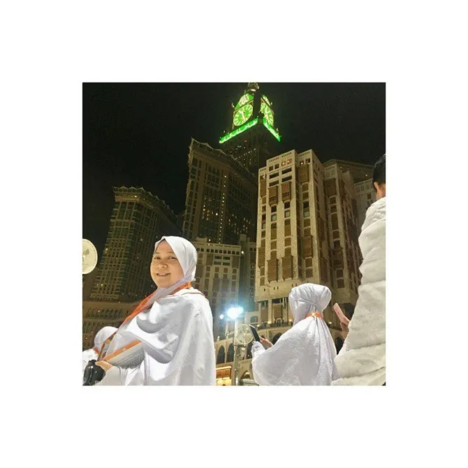 Melly Goeslaw dan suami tengah umrah (credit: instagram.com/antohhoed)