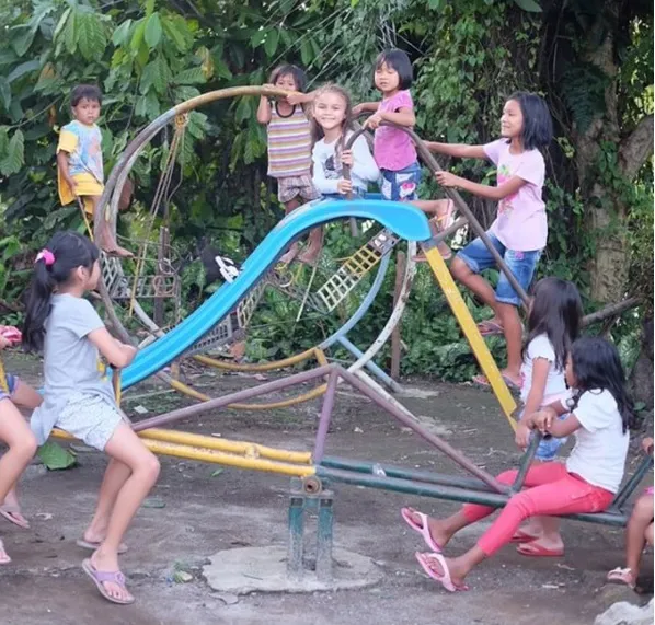 Putri Melanie yakni Chloe tampak begitu senang bermain di sebuah taman./©instagram.com/melaney_ricardo