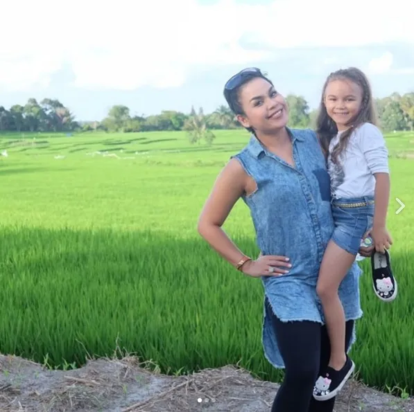 Melanie dan Chloe berpose berpose di hamparan sawah yang hijau. /©instagram.com/melaney_ricardo