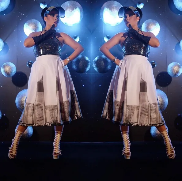 Melanie mengenakan visor hat untuk membuat penampilannya makin kece dan unik! /©instagram.com/melaney_ricardo