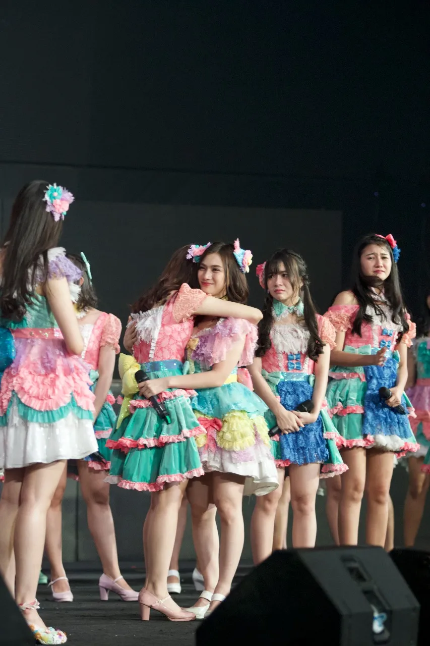 Salah satu momen haru di pengumuman kelulusan Melody dari JKT48 © KapanLagi.com/Djoko Poerwanto