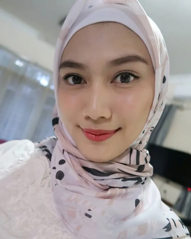 Cantiknya Melody Nurramdhani saat mengenakan hijab. Credit: via instagram.com/melodylaksani92