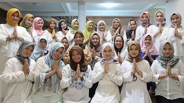 Potret Melody dan keluarga di momen lebaran. Credit: via instagram.com/melodylaksani92