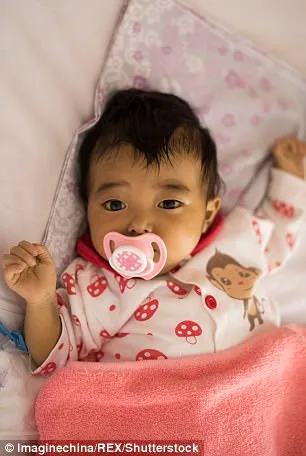 Sun Menghan, bayi berusia 8 bulan yang ditelantarkan orangtua karena mereka tak lagi mampu membayar biaya rumah sakit © Daily Mail