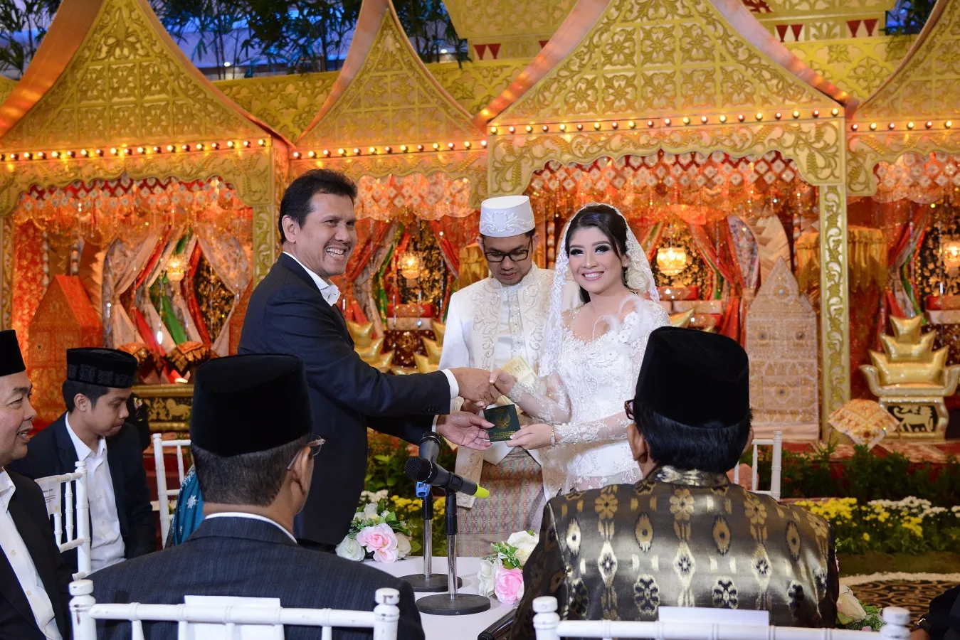 Pernikahan Yuliandre Darwis dan Ratu Rolinda Rahman. ©Tedy Matondang