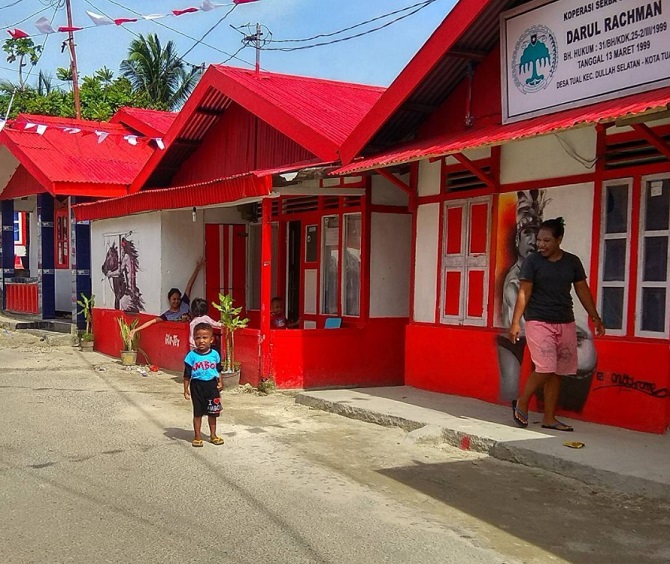 Aktivitas warga Kampung Kiom si kampung merah putih (credit : instagram.com/kampungmerahputihtual)