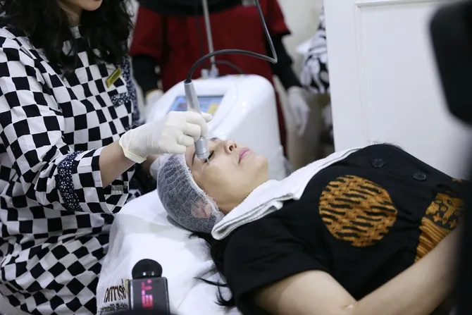 Meriam Bellina melakukan perawatan kulit © KapanLagi.com/Agus Apriyanto
