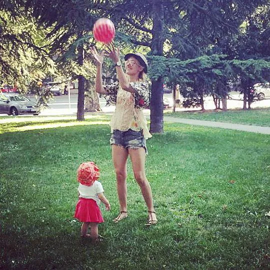 Ini dia momen Meryem Uzerli main bola dengan Lara putrinya @facebook.com/Meryem.Uzerli