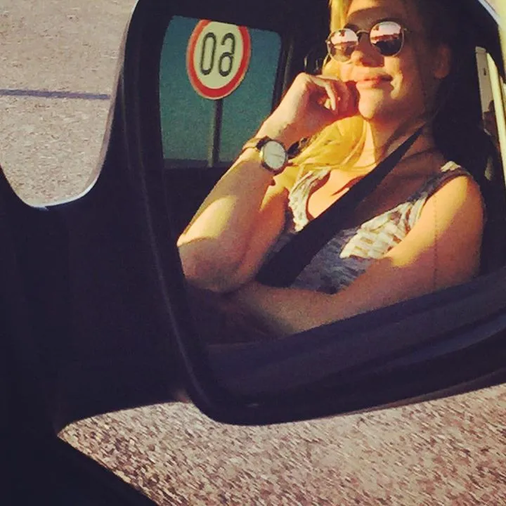 Ini dia momen Meryem Uzerli selfie cantik di kaca spion mobilnya @facebook.com/Meryem.Uzerli