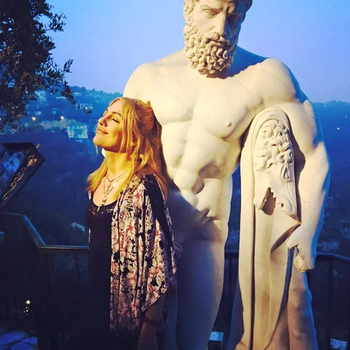 Ini dia pose merem cantik Meryem Uzerli di bawah sinar dan di samping patung Ibrahim @facebook.com/Meryem.Uzerli
