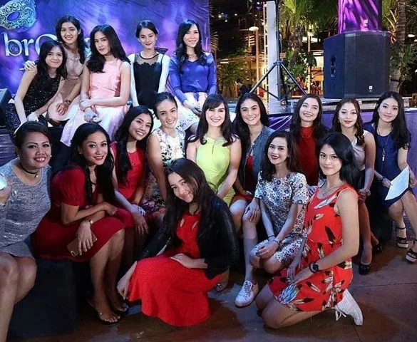 Ini foto asli, masih ada Natasha Wilona di samping Nikita Willy ©instagram/roy_april_27