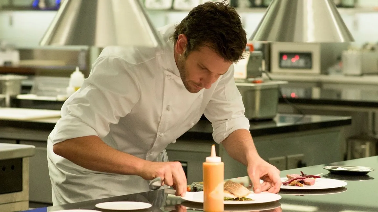 Bradley sebagai Chef Adam Jones di BURNT © The Weinstein Company