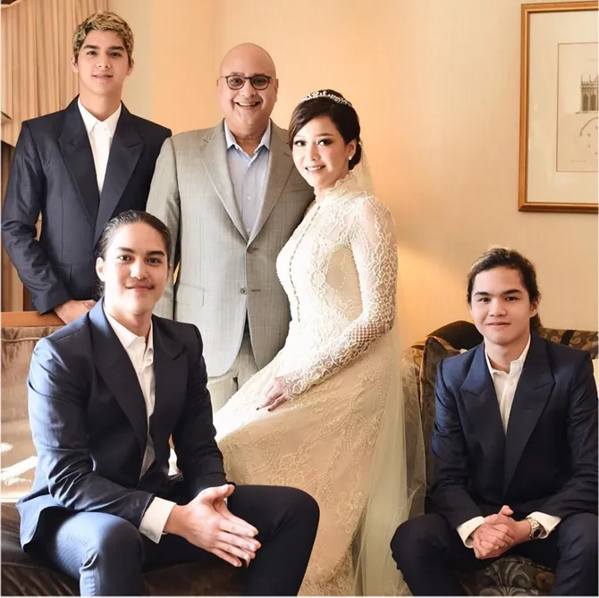 Potret keluarga bahagia Maia Estianty, Irwan Mussry, Al, El, dan Dul © instagram.com/maiaestiantyreal