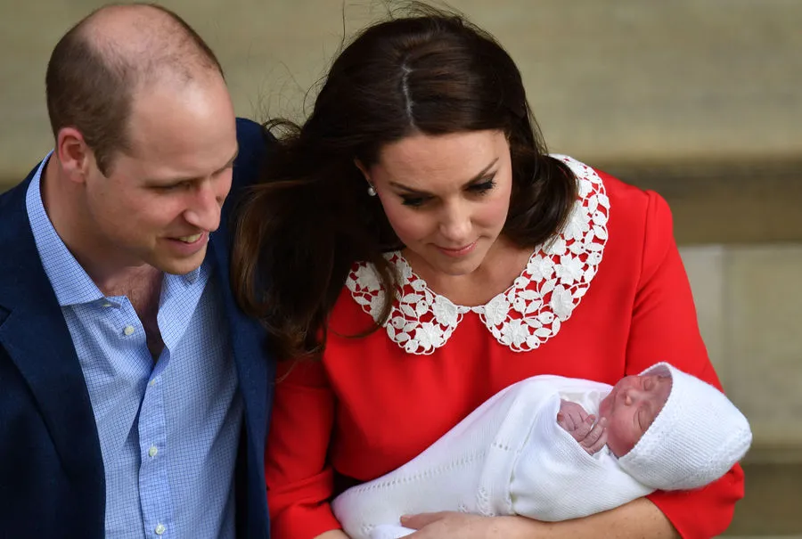William dan Kate bersama anak ke-3nya di depan RS St. Mary's, Paddington, London © AFP