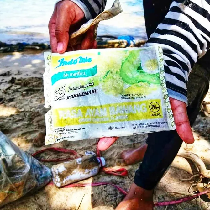 Penampakan bungkus mi instan berusia 19 tahun (credit: instagram.com/kev.kumala) diambil 9/4/2019 pukul 14.00