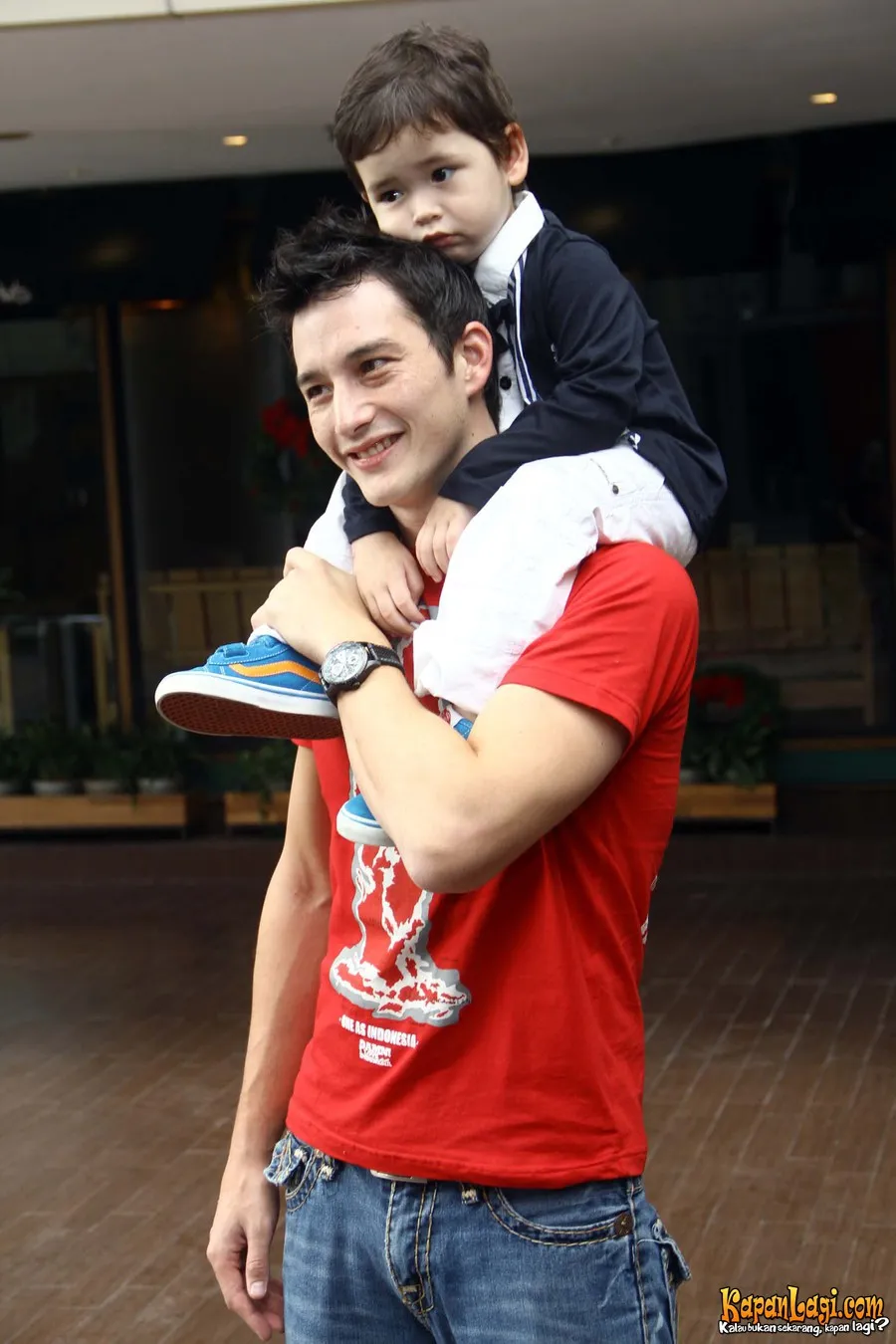 Mike Lewis dan Kenzo
