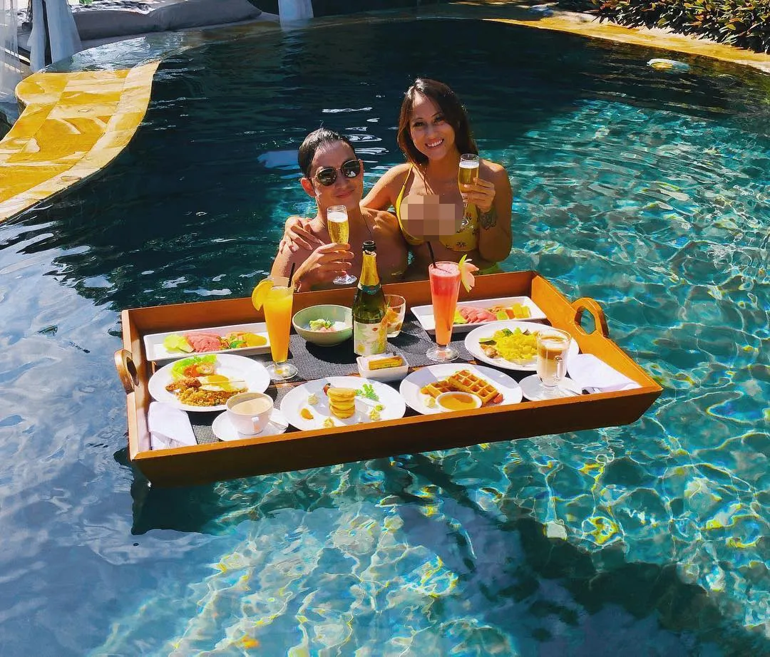 Mike dan Janisa nikmati sarapan di dalam kolam renang © instagram.com/janisaas