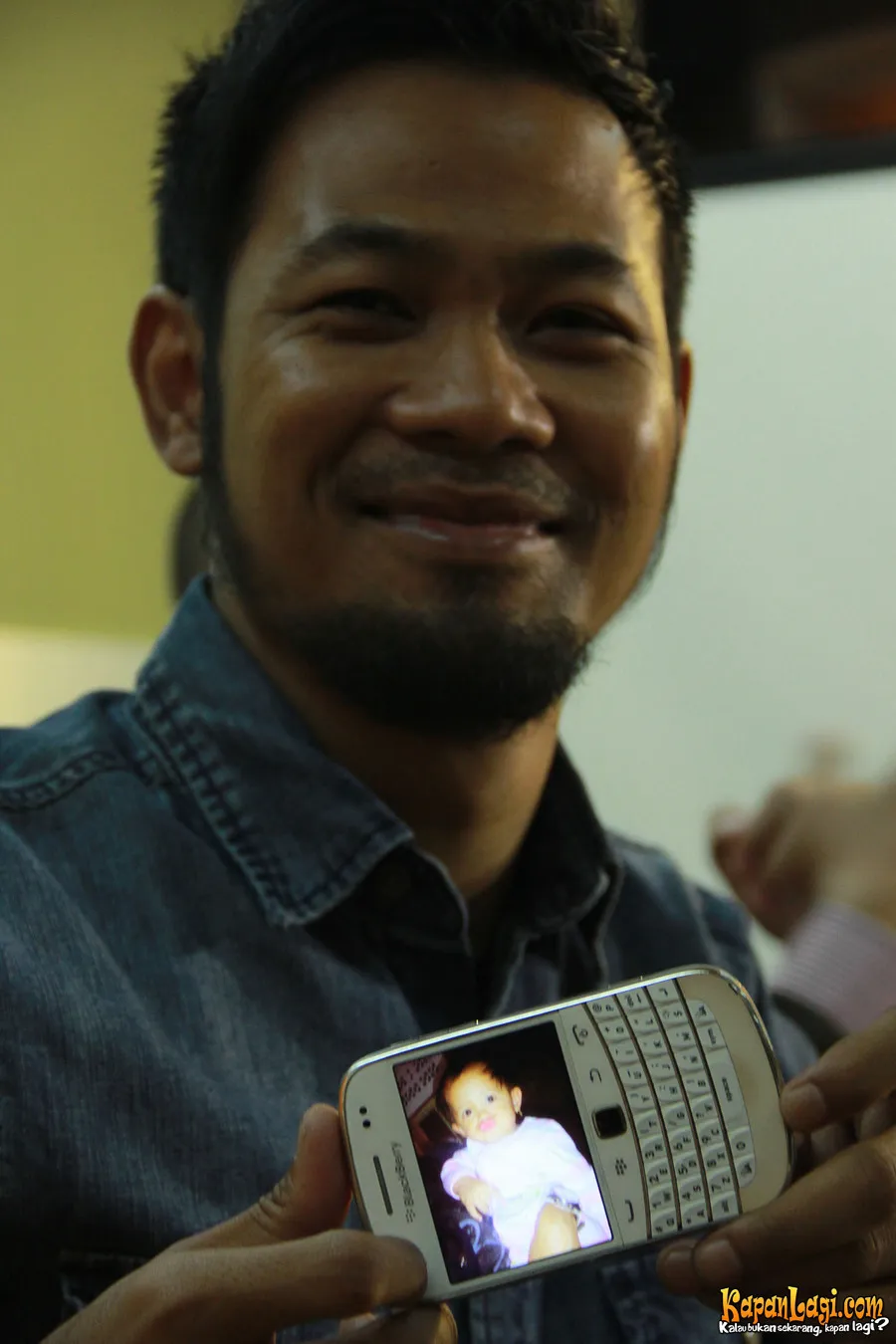 Mike D Bagindas menunjukkan foto anaknya.